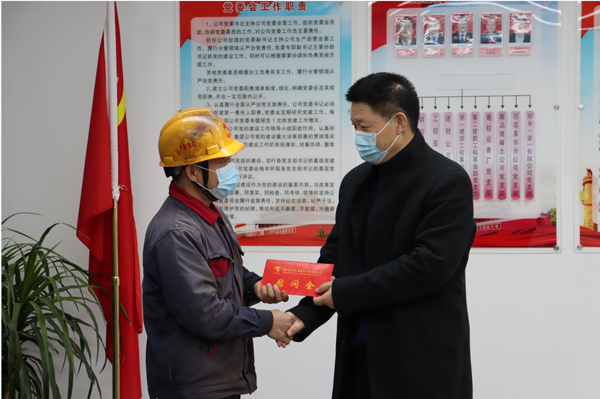 集團公司黨委委員、副總經(jīng)理胡新付到公司走訪慰問
