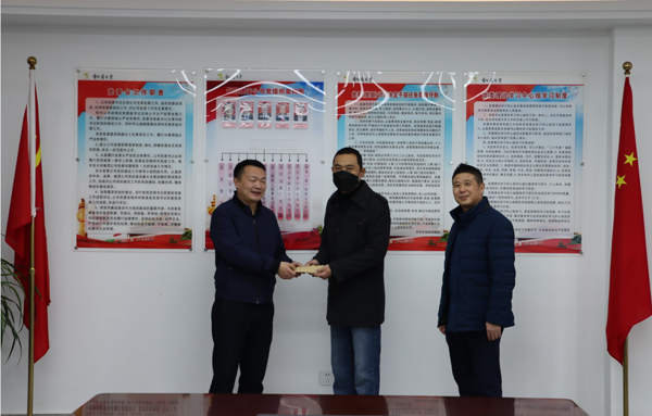集團公司黨委委員、副總經(jīng)理胡新付到公司走訪慰問